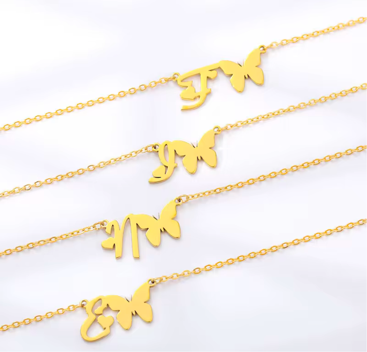 Collier papillon+lettre de l’alphabet